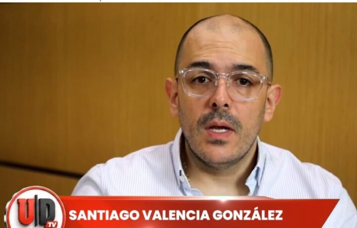 Santiago Valencia González, gerente de Indeportes Antioquia, durante entrevista con Urabá Deportivo
