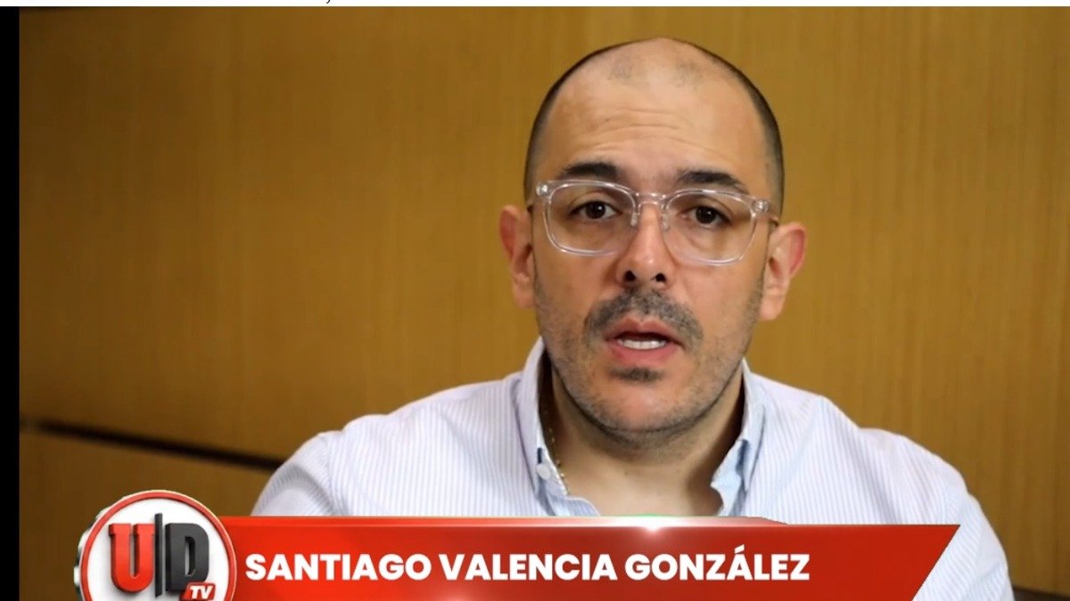 Santiago Valencia González, gerente de Indeportes Antioquia, durante entrevista con Urabá Deportivo