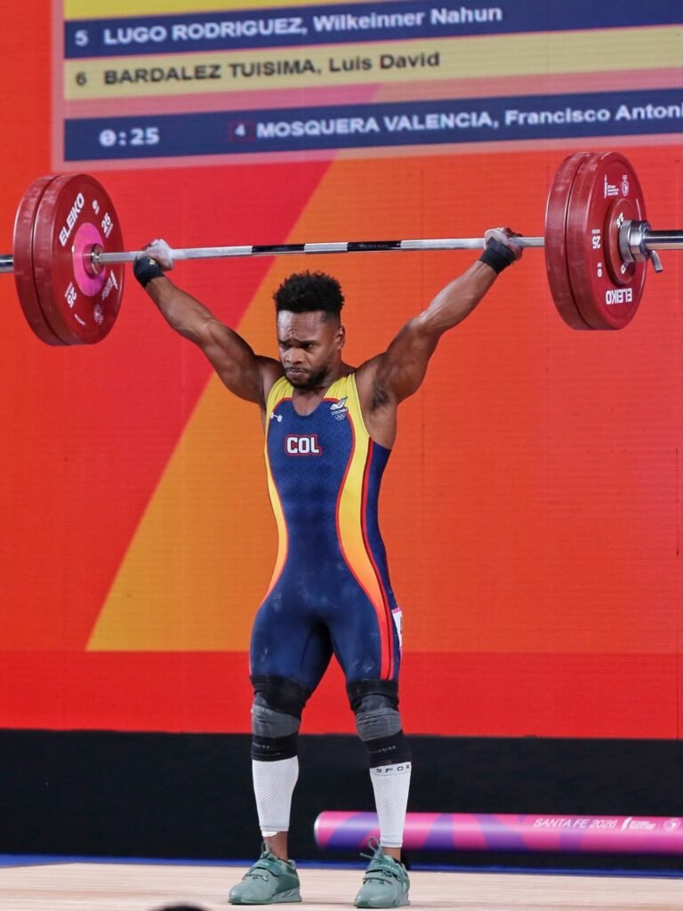 Francisco Mosquera durante la competencia de levantamiento de pesas en Santa Fe 2026
