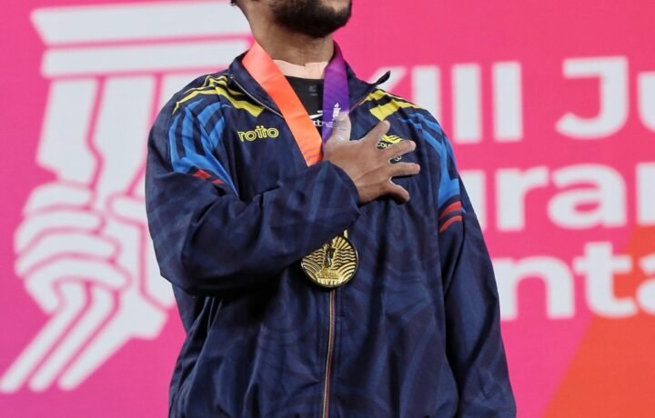 Francisco Mosquera con la medalla de oro en los Juegos Suramericanos Santa Fe 2026