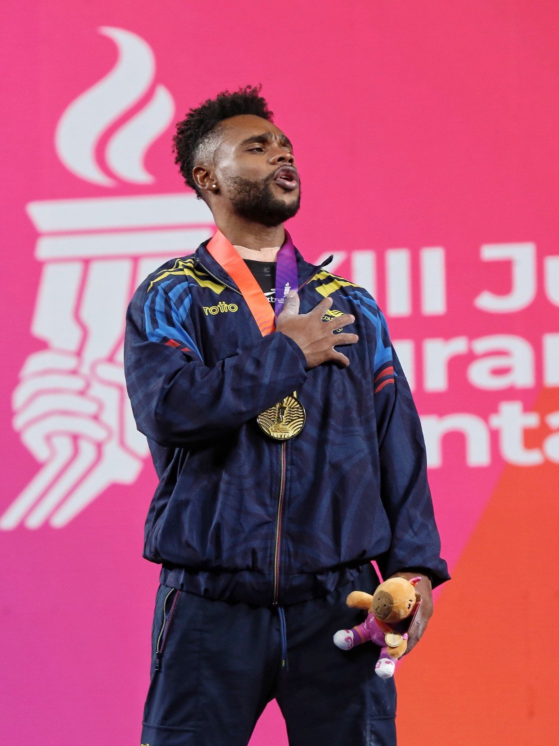 Francisco Mosquera con la medalla de oro en los Juegos Suramericanos Santa Fe 2026