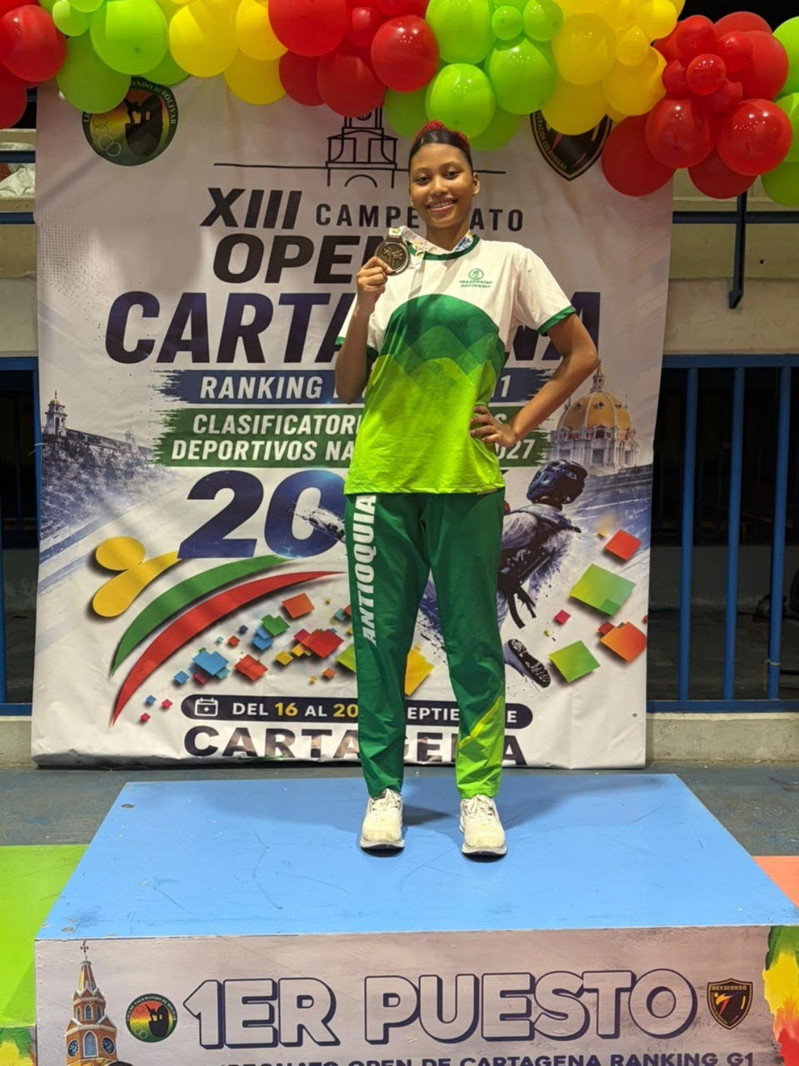 Joselyn Gómez con su medalla de oro en el Open de Cartagena 2026
