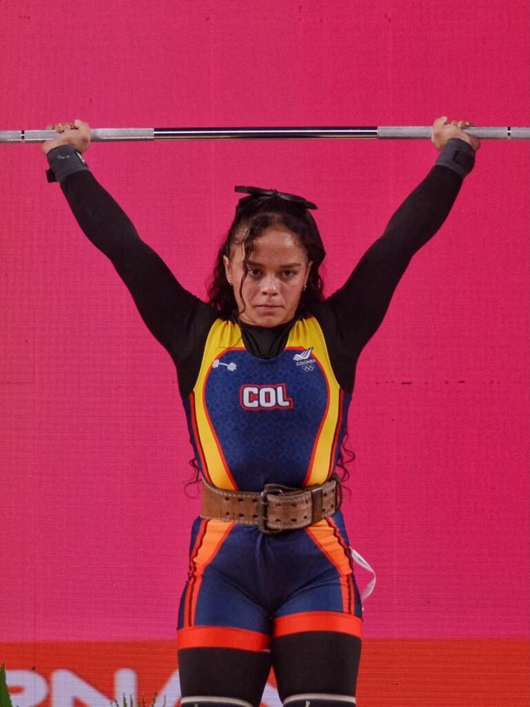 Nayive Medina durante la competencia de levantamiento de pesas en Santa Fe 2026