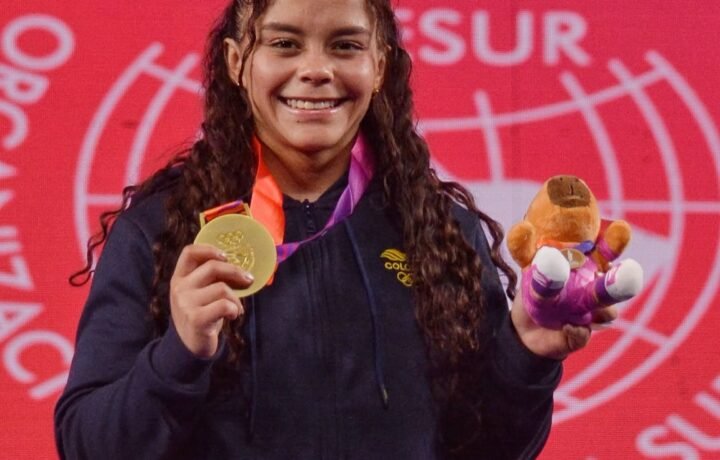 Nayive Medina con la medalla de oro en los Juegos Suramericanos Santa Fe 2026