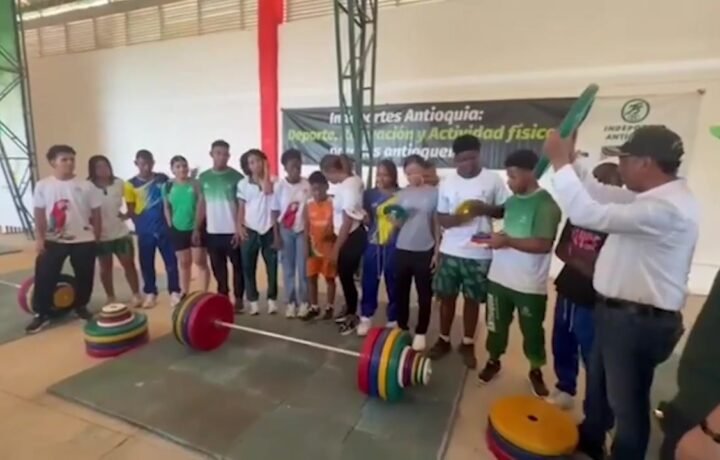 Entrega de implementación deportiva de levantamiento de pesas en el CEDEP de Urabá, Apartadó