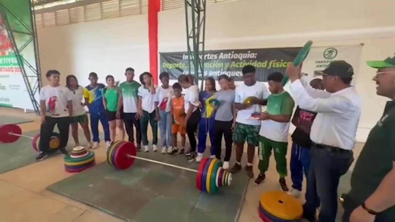 Entrega de implementación deportiva de levantamiento de pesas en el CEDEP de Urabá, Apartadó